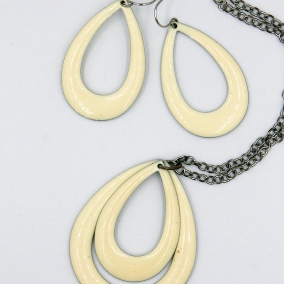 Cream Colored Oval Silver Necklace & Earring Set - Picture 5 of 5